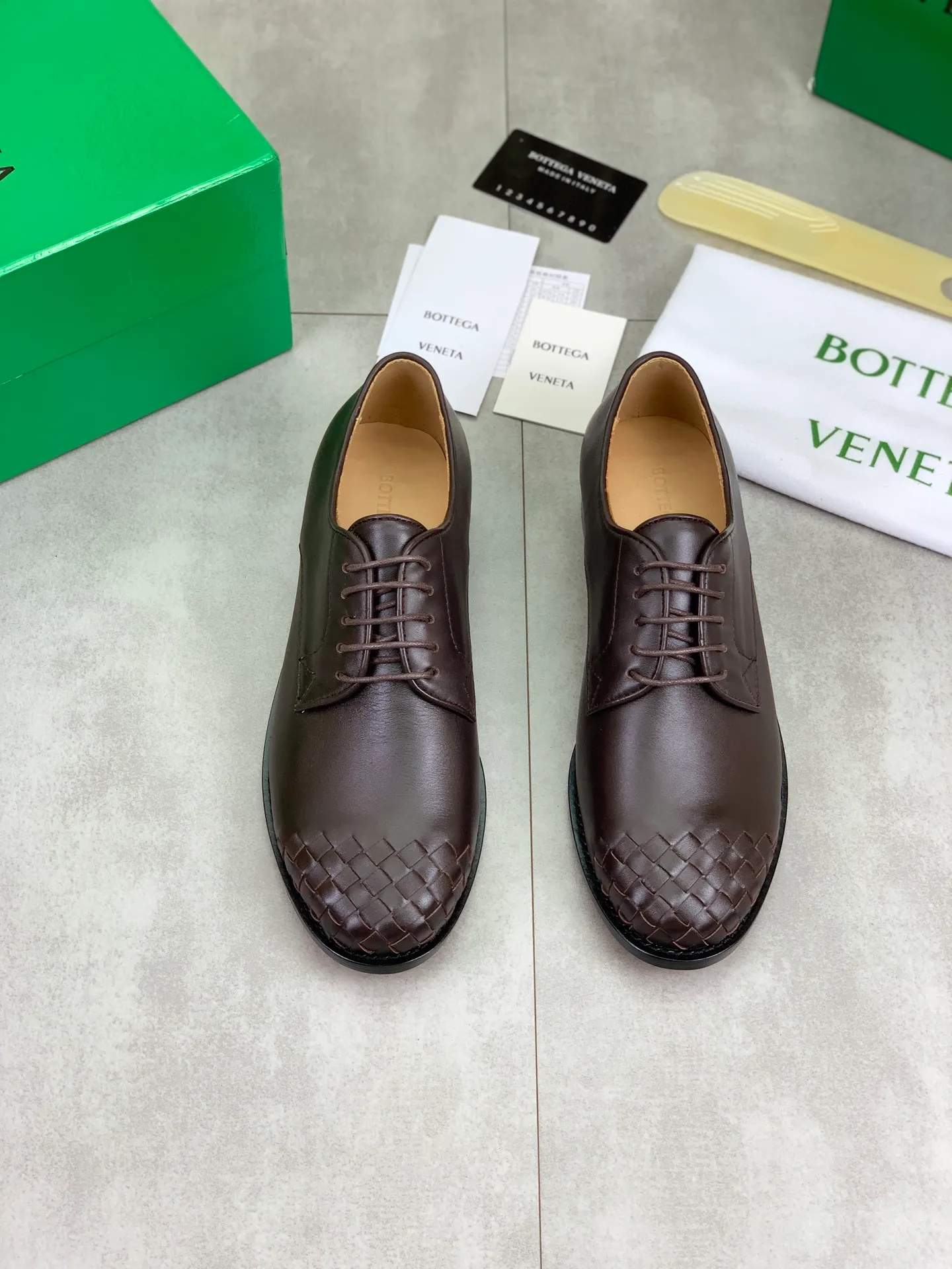 Factory price P860💰Top quality (genuine leather outsole series)💎💎💎 BOTTEGA VENETA official website synchronizes the latest model, top version of the highest version of BV business leather shoes in the market, accept material comparison, shoe type comparison, process comparison, practical and textured, versatile and suitable for any occasion, the more you look at it, the more flavorful it becomes. Pure hand-woven craftsmanship - upper material, imported original hand-woven calfskin - high-quality water-dyed cowhide inside - original private model customized handmade leather outsole -Size: female 35-39 (34 40 customized) male 39-44 (38 45 customized) Comes with original BV green box, complete packaging.